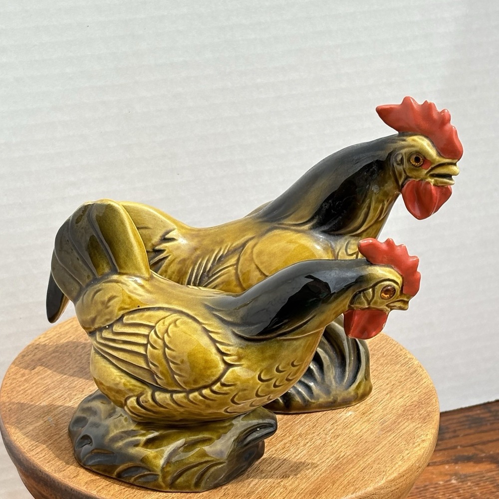 VINTAGE Set Of 2 Roselane Pottery Rooster & Hen Chickens Glass Amber Eyes Farm